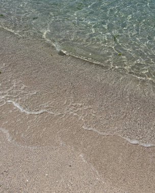 Denizin dalgası kumsalın kumsalında