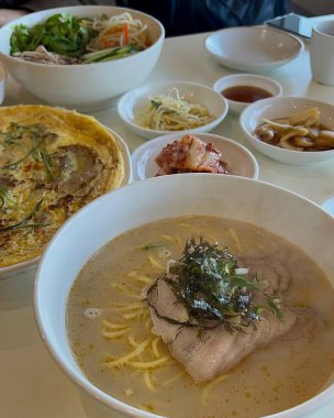 Sebzeli eriştenin mutfak fotoğrafı.