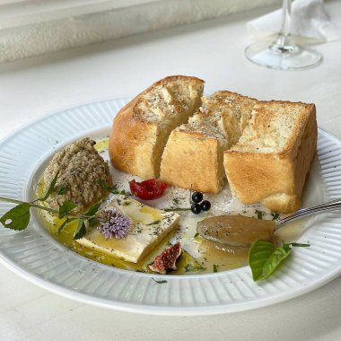 Tereyağlı ve kremalı ekmek