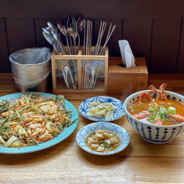 Lezzetli Asya yemeklerinin yakın görüntüsü