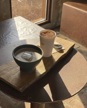 Bir fincan çay, bir kaşık ve bir fincan kahve.