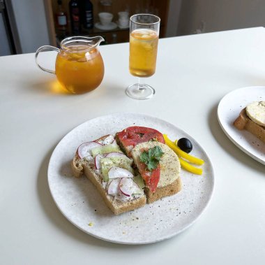 Bir bardak birayla bir fincan çay.