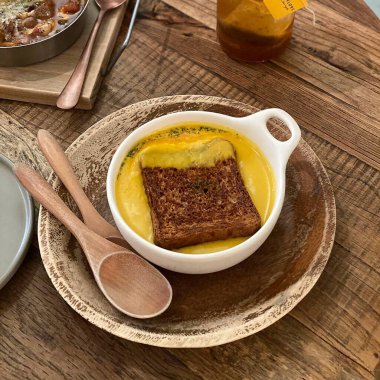 Tarçın ve ballı ev yapımı balkabağı çorbası.