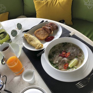 Sahanda yumurta ve sebze Kahvaltı