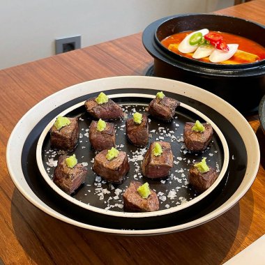 Bir tabak sığır etinin mutfak fotoğrafı.