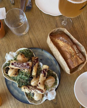 Şarap ve atıştırmalık patates kızartması ve şarap.