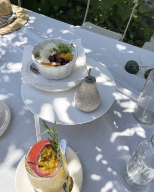 Bir fincan kahve ve limonlu bir tabağın yakın çekimi.