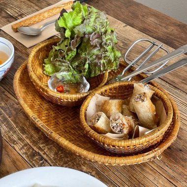 Sebzeli Asya yemeği ve pilav.