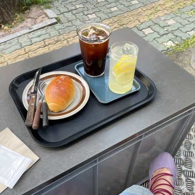 Bir bardak kahve ve sokakta bir fincan çay.