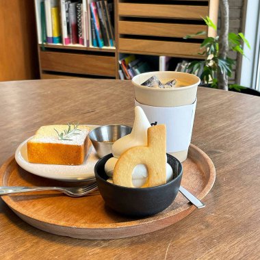 Bir fincan kahve ve kek.