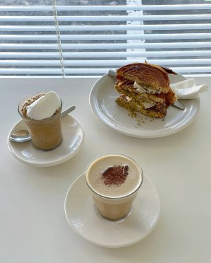 kahve ve tatlılar masada.