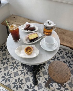 Masada bir fincan çay.