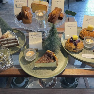 Lezzetli bir tatlıyla bir fincan kahvenin yakın çekimi.