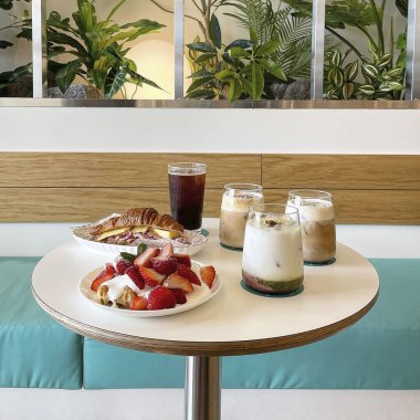 Kahvaltınız kafede masanın üstünde.