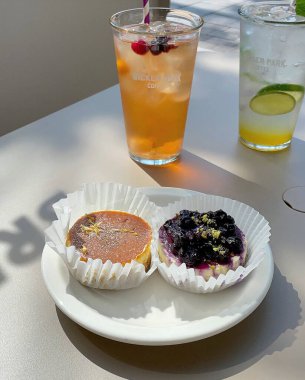 Bir fincan kahve ve limonlu lezzetli bir kekin yakın plan çekimi.