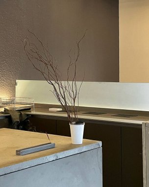 Modern bir apartmanın içinde.