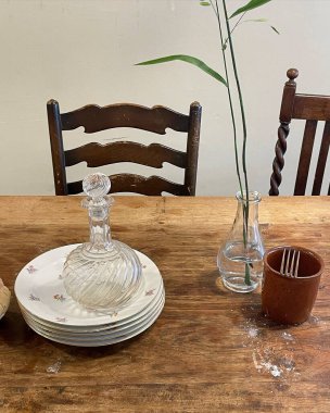 Bir tabak cam ve bir fincan kahve.