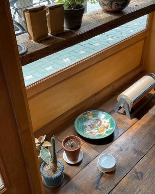 Tahta masa, bir fincan çay ve bir fincan kahve.