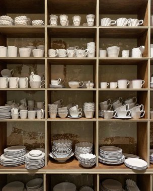 Beyaz porselen tabaklar ve tabaklar.