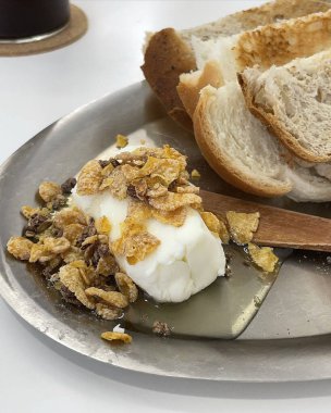 Bir kase lezzetli kahvaltı ve tost ve kahvenin yakın çekimi.