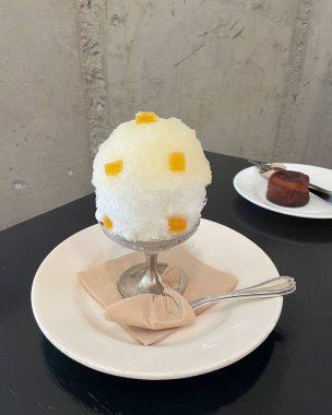 Dondurmalı pasta beyaz masada.