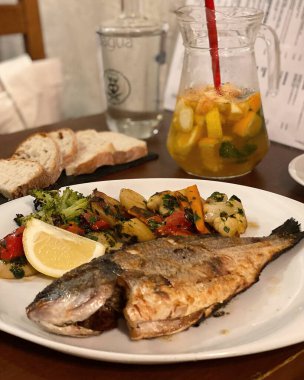 balık ve sebzeler masada.