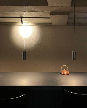 Modern bir mutfağın içinde.