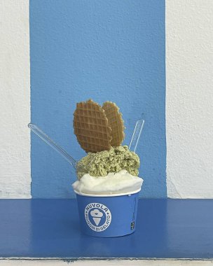 Tahta arka planda waffle külahında dondurma.