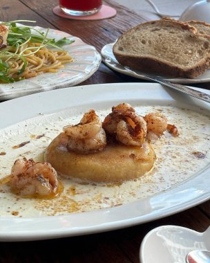 Kızarmış eriştenin mutfak fotoğrafı.