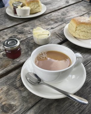 Bir fincan taze kahve ve çay.