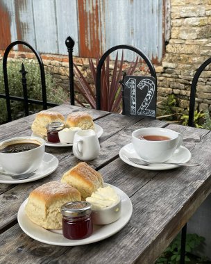 Bir fincan çay ve bir çaydanlık Bahçedeki bir masada