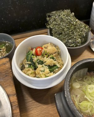 Kore eriştesi, sebze, et ve pirinç.