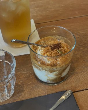 Buzlu kahve ve dondurma.