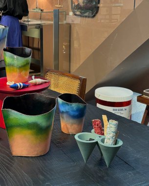 Sabah kahve fincanı ve çay masada.