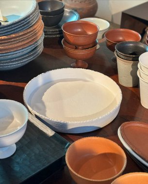 Ahşap zemin üzerinde boş seramik tabaklar