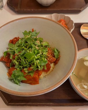 Kızarmış eriştenin mutfak fotoğrafı.