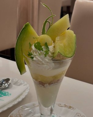 Beyaz bir masada lezzetli bir tatlı.