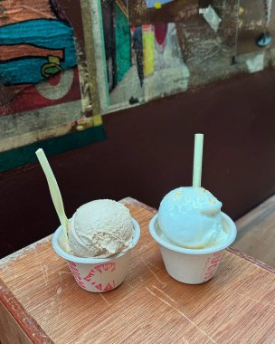 Masanın üzerinde bir fincan dondurma.