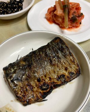 Sos ve baharatlı ızgara balık.