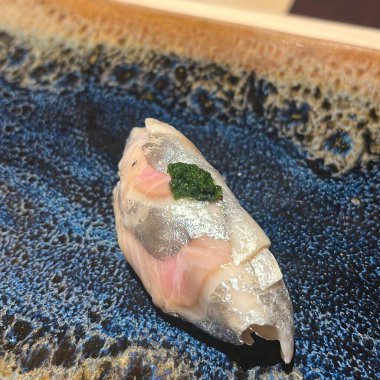 Tuzlu ve otlu çiğ balık.