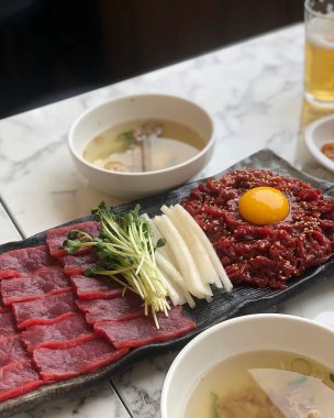 Kore yemeği, pirinç eriştesi, sebze ve et