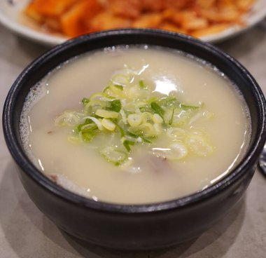 Bir restoranda çorba.