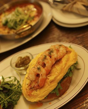 Lezzetli taze yemek masada.