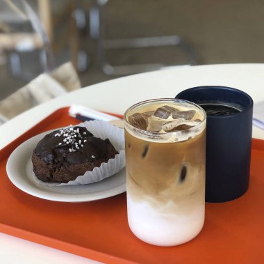 Beyaz arka planda kahve fincanı ve süt