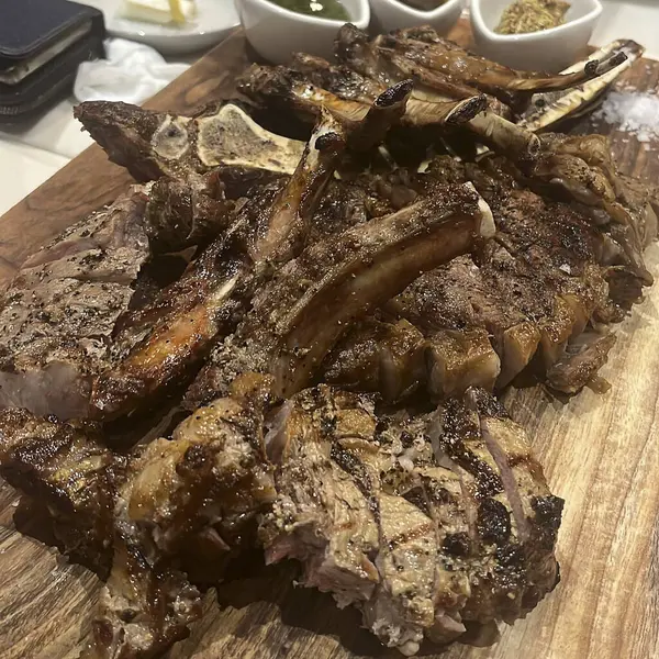 Izgara domuz pirzolası ve soslu ve otlu.