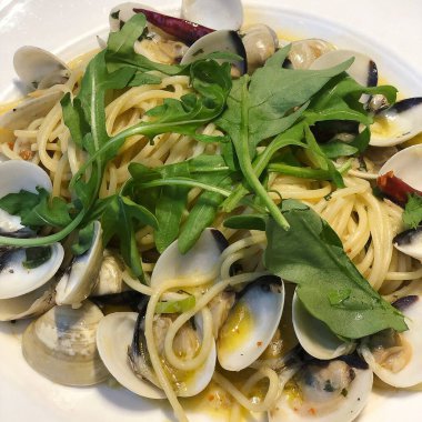 Beyaz masa üzerinde deniz ürünleri ile makarna