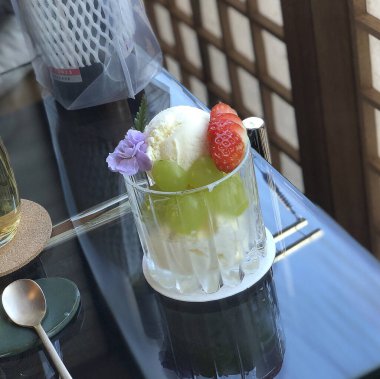 Bir bardak dondurma - limonlu ve çilekli dondurma