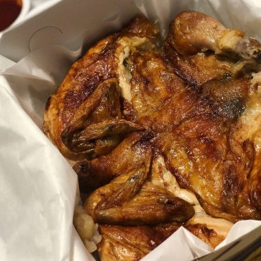 bir tavada patates ile tavuk