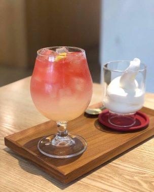 Ahşap arka planda buzlu ve limonlu bir kokteyl.