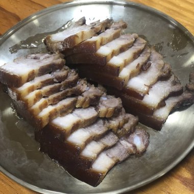 Baharatlı ve soslu ızgara domuz pirzolası